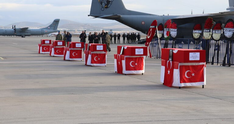 Helikopter kazasında şehit olan askerlere veda